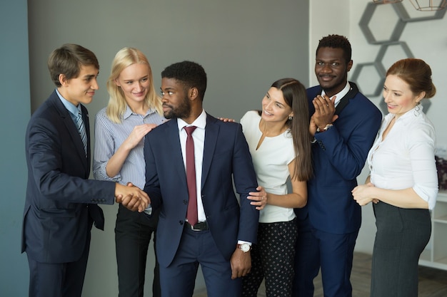 equipo de gente joven hermosa en la oficina