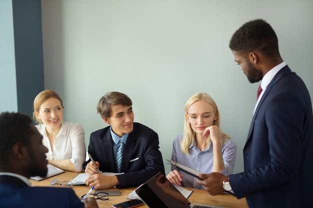 equipo de gente joven hermosa que trabaja en la oficina