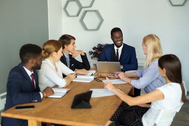 equipo de gente joven hermosa que trabaja en la oficina