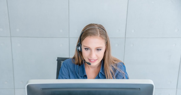 Equipo de gente de negocios mirando una computadora portátil y un documento de trabajo discutiendo el diagrama de trabajo en una empresa de oficina con concepto de reunión de negocios
