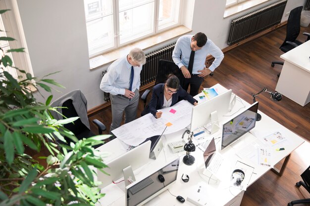 Equipo de gente de negocios en la oficina de planificación trabajando en blue print