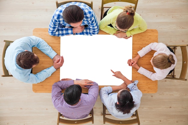 Foto equipo de gente de negocios con papel en blanco