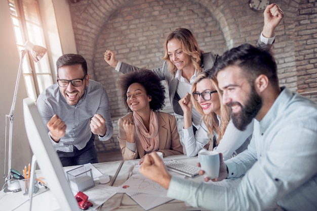 Equipo de gente de negocios en reunión trabajando con diargams