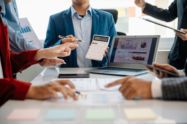 Equipo de gente de negocios trabajando juntos en la oficina de la sala de reuniones gráficos de antecedentes de trabajo en equipo del informe de documentos financieros Oficina