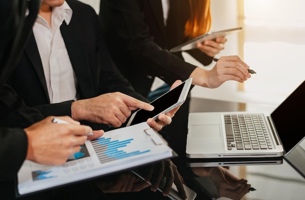 Equipo de gerentes de cuentas de reuniones de negocios trabajando en la página de búsqueda en la computadora con un nuevo proyecto de inicio Presentación de ideas analizar planes