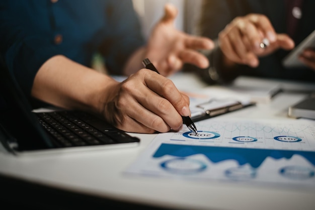 Equipo de gerentes de cuentas de reuniones de negocios trabajando en la página de búsqueda en la computadora con un nuevo proyecto de inicio Presentación de ideas analizar planes