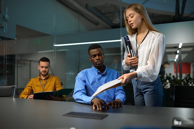 Equipo de gerentes, reunidos en la oficina comercial de TI