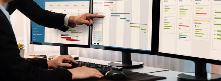Foto equipo de gestión de proyectos coordinando y actualizando el cronograma planificado del proyecto en la computadora usando el software de diagrama de gantt en la oficina gente de negocios planificando el tiempo y la fecha límite para la tarea de la empresa pioneros