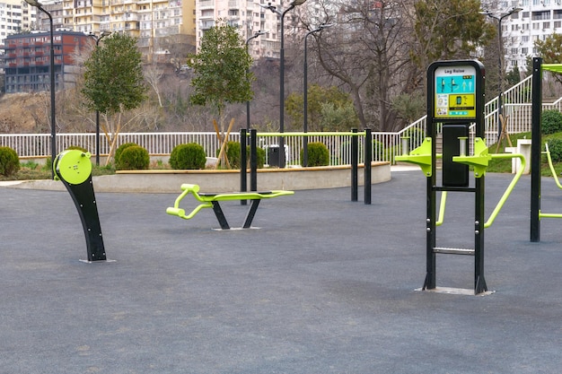 Foto equipo de gimnasia al aire libre en parques públicos durante el día