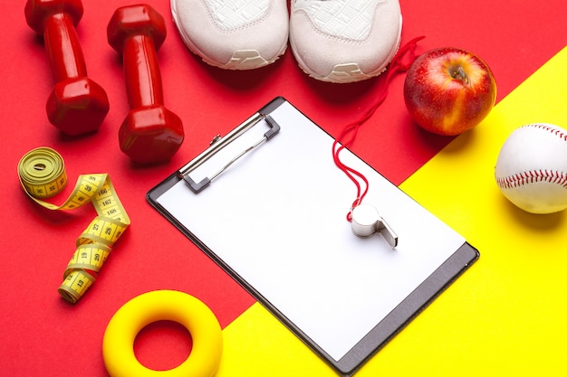 Equipo de gimnasio en amarillo y rojo