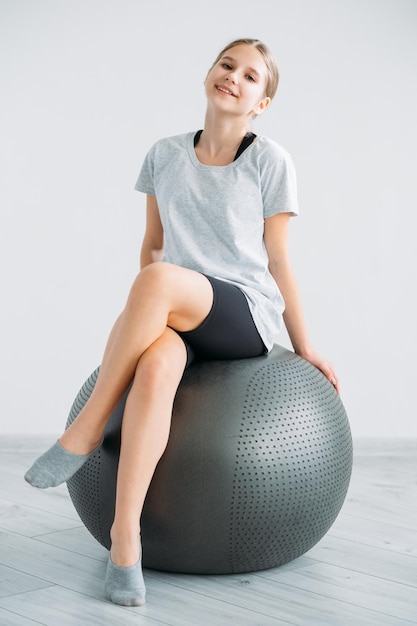 Equipo de gimnasio en casa para niños, ejercicio, niña, pelota de equilibrio