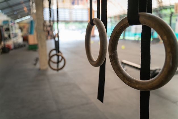 Equipo en el gimnasio para estar saludable