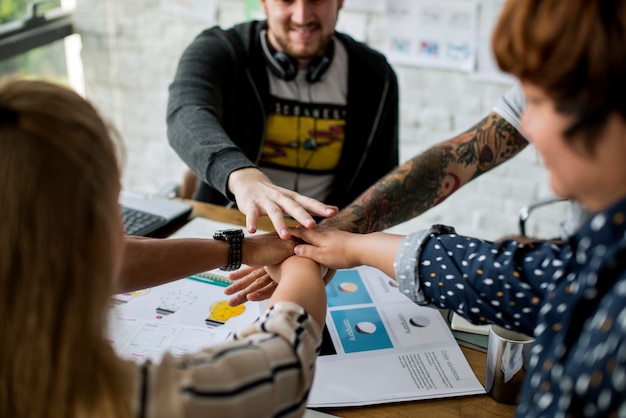 Equipo de grupo de personas de apoyo de negocios de inicio