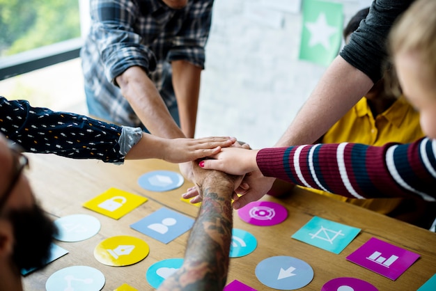 Equipo de grupo de personas de apoyo de negocios de inicio