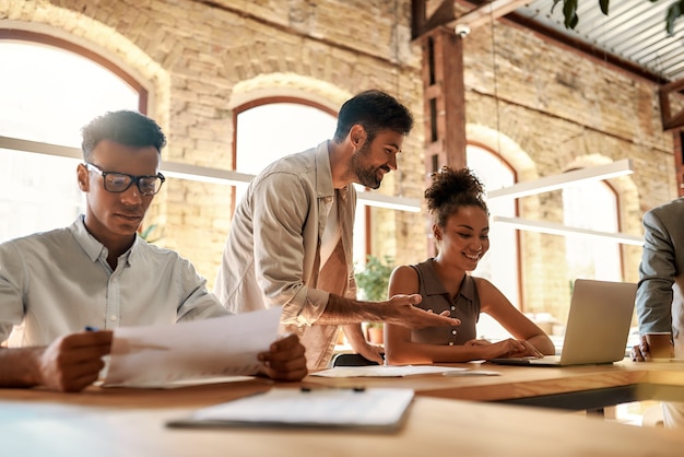 Equipo en el grupo de trabajo de jóvenes empresarios que trabajan juntos y se comunican entre sí