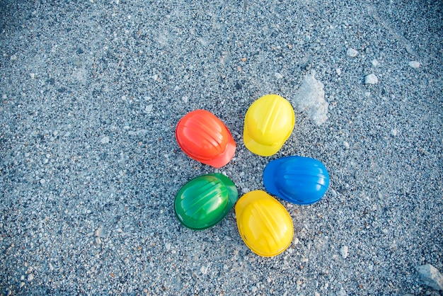 Foto equipo de herramientas de seguridad de casco de construcción para trabajadores en el sitio de construcción para el estándar de cabeza de protección de ingeniería muchos cascos de casco en fila con espacio de copia concepto de construcción de ingeniería