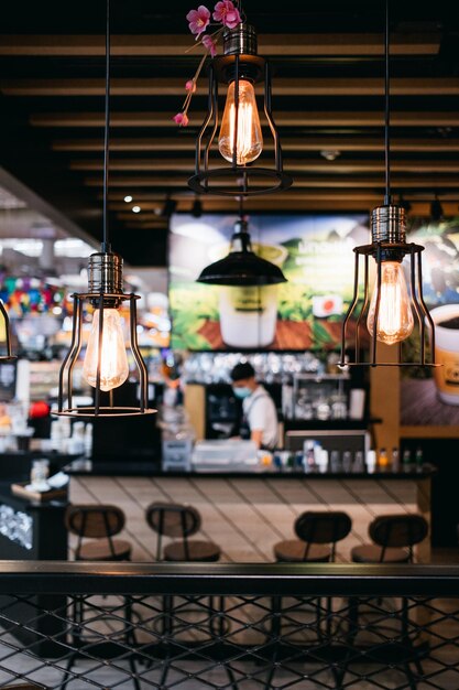 Foto equipo de iluminación iluminado en la cafetería