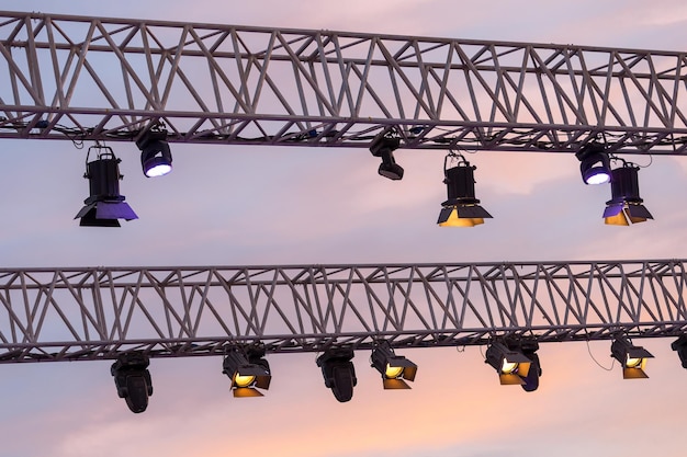 Equipo de iluminación instalado para el festival de música