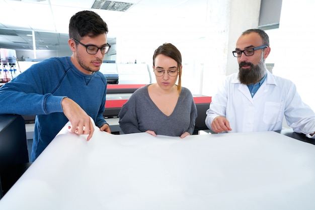 Foto equipo de impresión en la impresora plotter de la industria