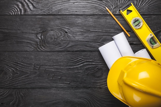 Equipo de ingeniería en fondo de madera