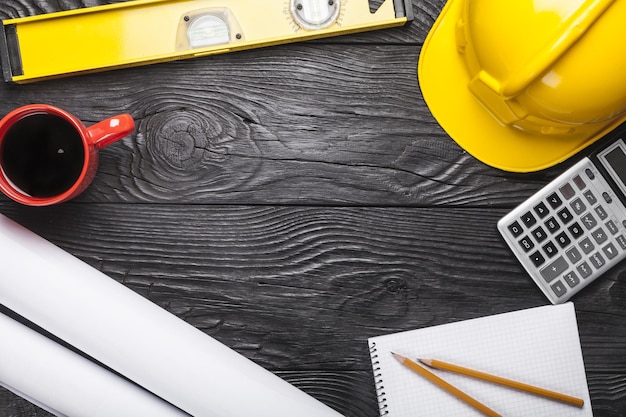 Equipo de ingeniería en fondo de madera