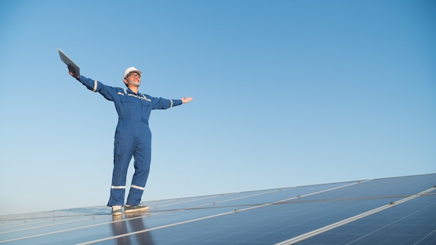 Equipo de ingeniería trabajando en la verificación y mantenimiento en planta de energía solar.