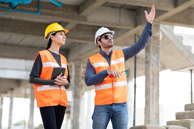 Equipo de ingeniero mecánico profesional trabajando en el sitio de construcción