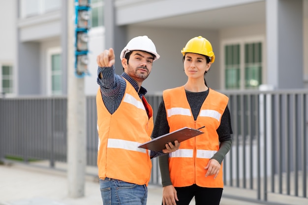 Equipo de ingeniero mecánico profesional trabajando en el sitio de construcción