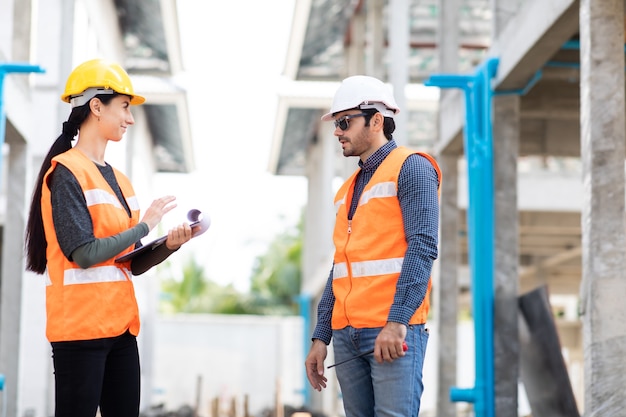 Equipo de ingeniero mecánico profesional trabajando en el sitio de construcción.