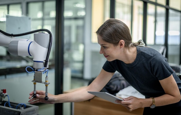 El equipo de ingenieros aprendió y analizó para desarrollar la automatización de la máquina de soldadura robótica es un sistema industrial inteligente artificial automatizar el monitoreo de la industria Hitechnology concepto de fabricación