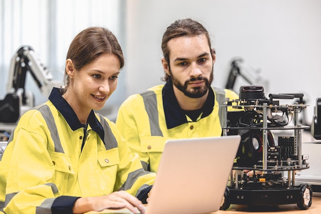 El equipo de ingenieros electrónicos trabaja con el robot IOT verificando el código fuente y el programa Automatización del sistema de inteligencia artificial Laboratorio de investigación de ciencias informáticas con especialistas que trabajan