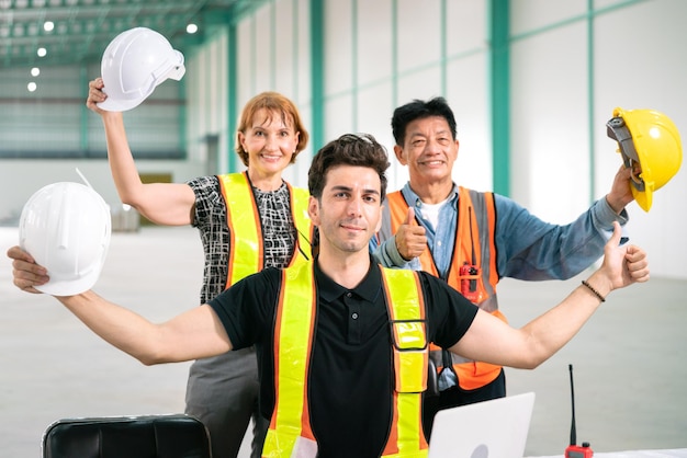 El equipo de ingenieros de feliz éxito con el gerente de la industria de almacenes de talleres trabajan juntos para reunirse con un grupo de colegas