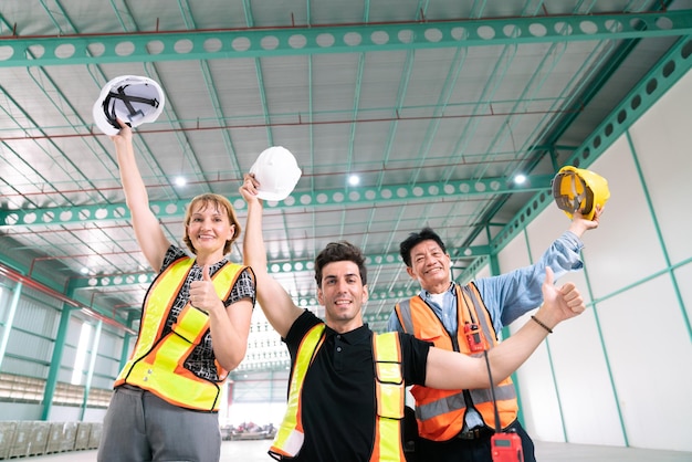 Foto el equipo de ingenieros de feliz éxito con el gerente de la industria de almacenes de talleres trabajan juntos para reunirse con un grupo de colegas