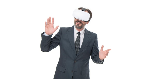 Equipo de innovadores Hombres vr gafas tecnología moderna fondo blanco Negocio virtual Concepto de negocio en línea Hombres barbudos trajes formales Tecnologías digitales Innovación empresarial Presentación Vr