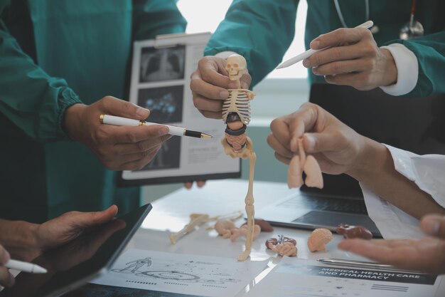 Equipo internacional de médicos profesionales que se reúnen en la sala de conferencias del hospital moderno Concepto de desarrollo médico y sanitario