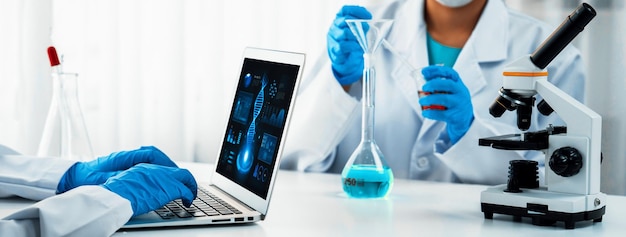 El equipo de investigación de laboratorio avanza en la asistencia sanitaria con experiencia científica, equipos de laboratorio e innovador software de biotecnología médica, investigando nuevos medicamentos y desarrollando curas.