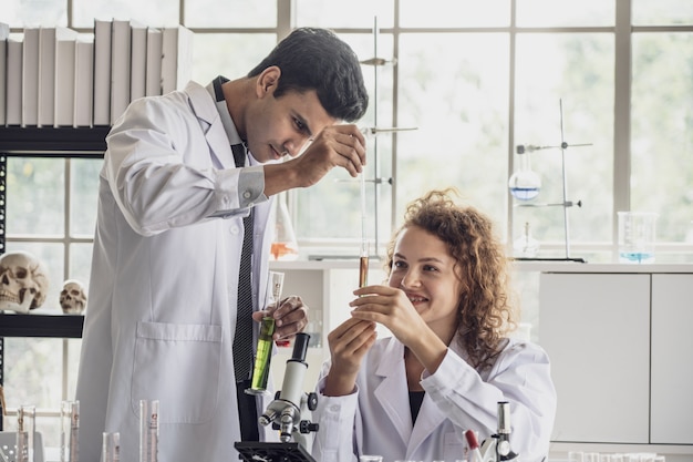 Foto equipo de investigaciones médicas científico realiza experimentos en laboratorio.