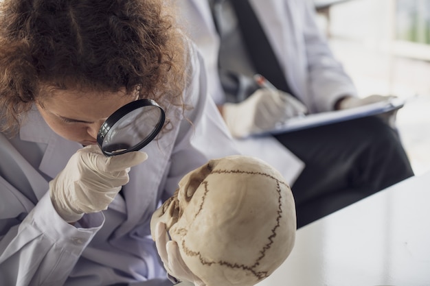 Foto equipo de investigaciones médicas científico realiza experimentos en laboratorio.