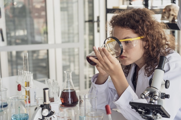 Foto equipo de investigaciones médicas científico realiza experimentos en laboratorio.