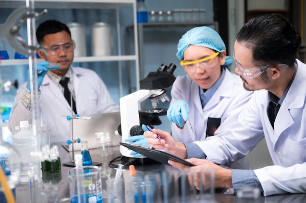 El equipo de investigadores científicos está trabajando en el laboratorio.