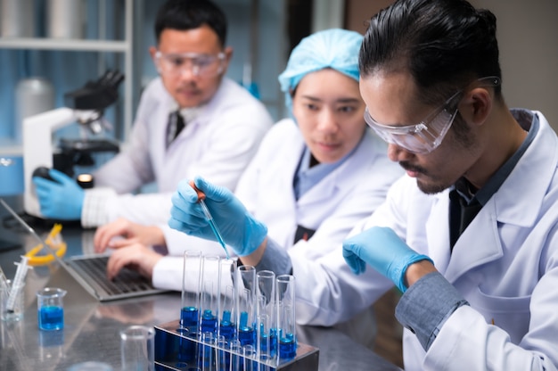 El equipo de investigadores científicos está trabajando en el laboratorio.