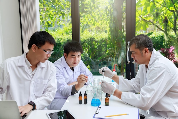 Equipo de investigadores o científicos que trabajan en laboratorio.