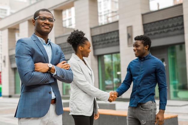 equipo de jóvenes africanos hombres y mujeres