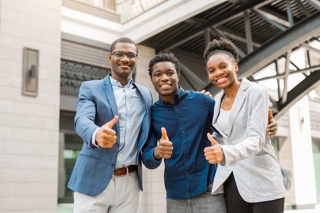 equipo de jóvenes africanos hombres y mujeres