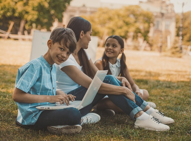 Equipo de jóvenes amigos pasa tiempo al aire libre