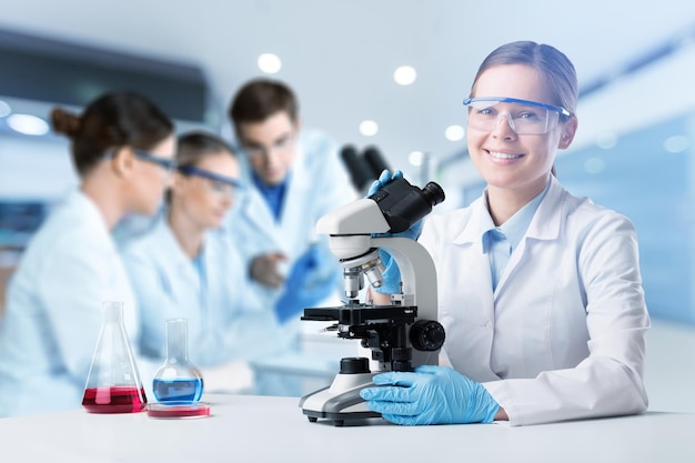 El equipo de jóvenes científicos ha estado investigando en el laboratorio con un microscopio.