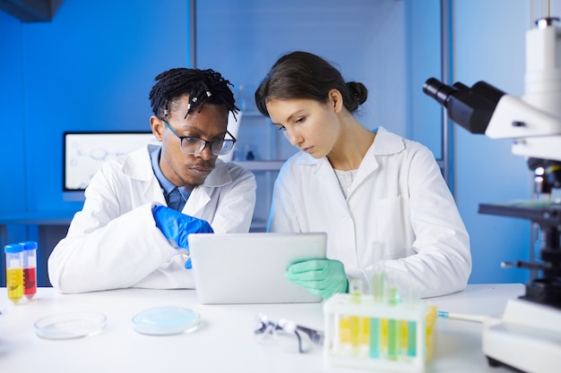 Equipo de jóvenes científicos en laboratorio