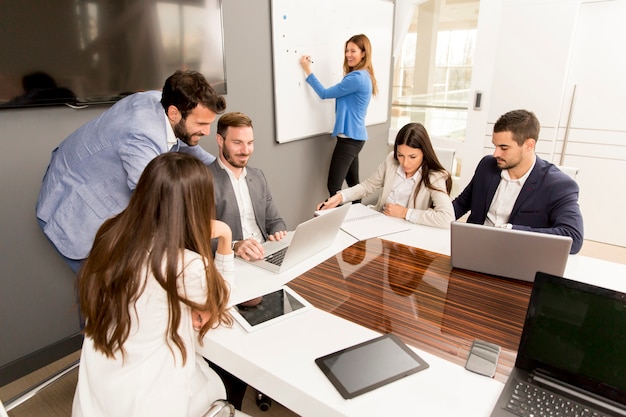 Equipo de jóvenes colegas trabajando juntos en una oficina