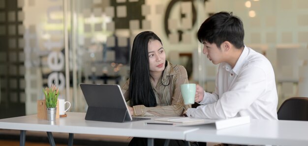 Equipo de jóvenes diseñadores gráficos profesionales discutiendo los conceptos juntos