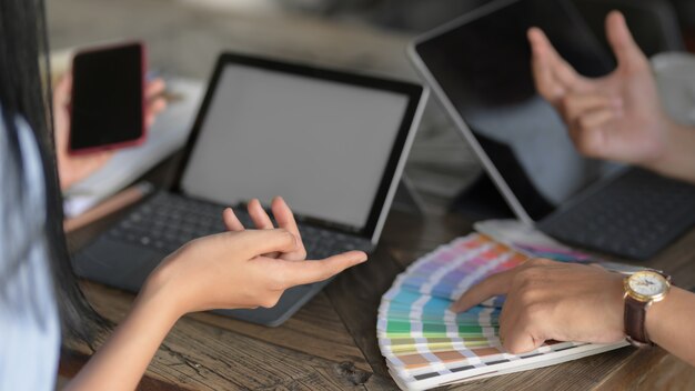 equipo de jóvenes diseñadores profesionales que elige el color para su proyecto